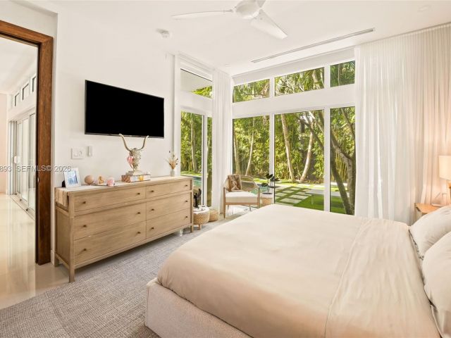 Продажа дома по адресу 865 W 47th St - фото 7468357