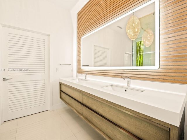 Продажа дома по адресу 865 W 47th St - фото 7468358