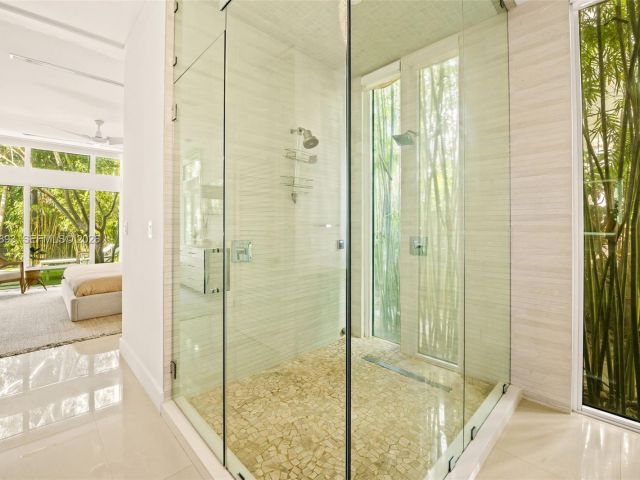 Продажа дома по адресу 865 W 47th St - фото 7468359