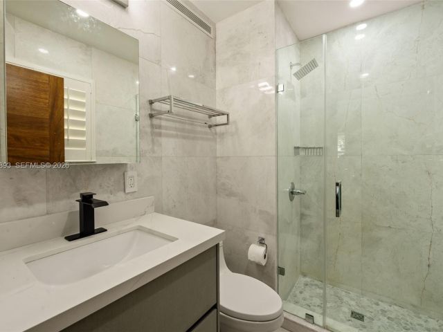 Продажа дома по адресу 865 W 47th St - фото 7468362