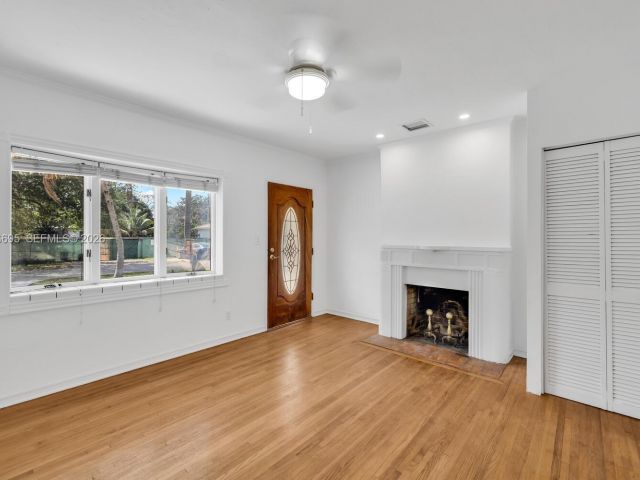 Продажа дома по адресу 11801 NE 11th Ave - фото 7483965