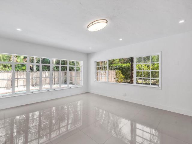 Продажа дома по адресу 11801 NE 11th Ave - фото 7483973