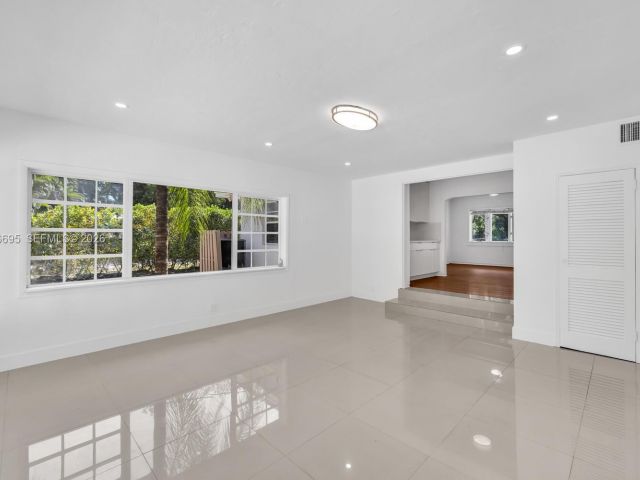 Продажа дома по адресу 11801 NE 11th Ave - фото 7483974