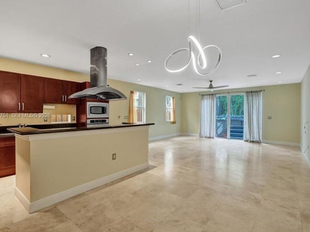 Дом в аренду по адресу 409 SW 5th St - фото 7507322