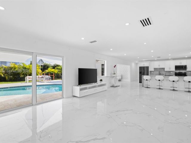 Дом в аренду по адресу 2816 NE 35th St - фото 7482081