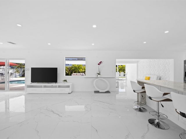 Дом в аренду по адресу 2816 NE 35th St - фото 7482082