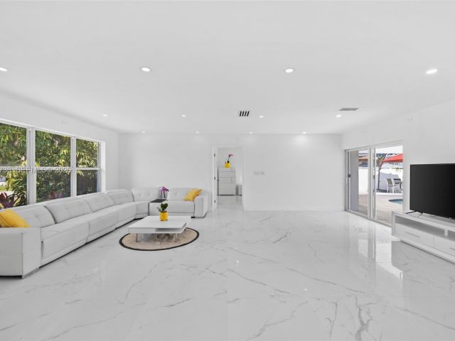 Дом в аренду по адресу 2816 NE 35th St - фото 7482083