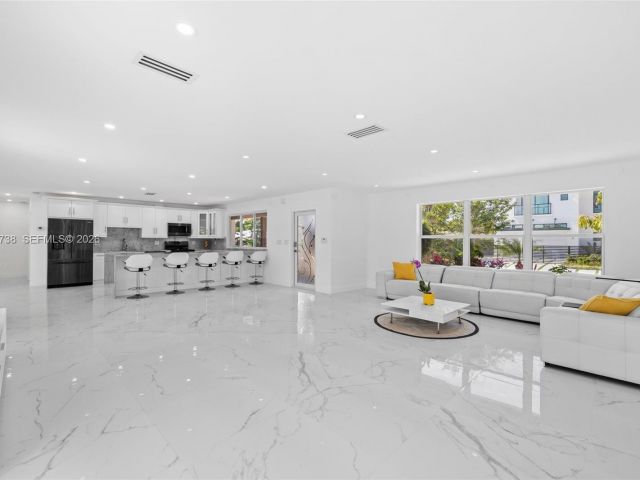 Дом в аренду по адресу 2816 NE 35th St - фото 7482085