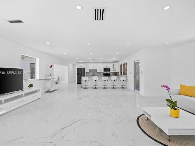 Дом в аренду по адресу 2816 NE 35th St - фото 7482086