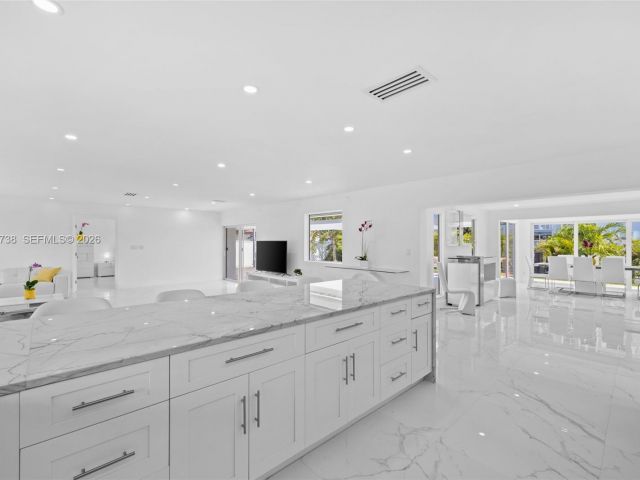 Дом в аренду по адресу 2816 NE 35th St - фото 7482092