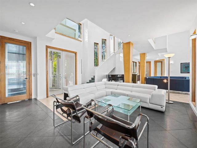 Дом в аренду по адресу 450 Victoria Ter - фото 7482516