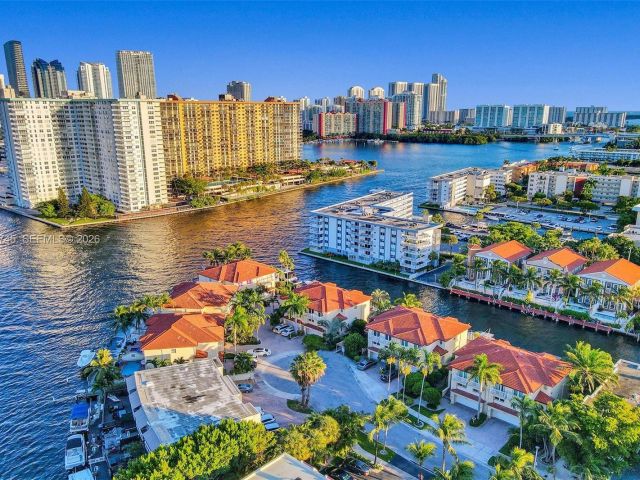 Дом в аренду по адресу 3942 NE 171st St 4A - фото 7480763