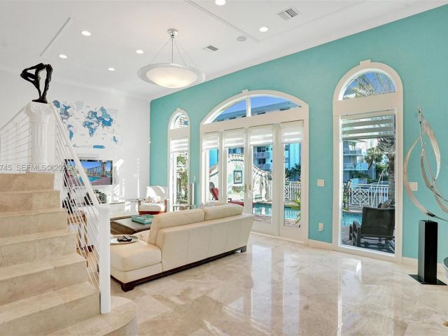 Дом в аренду по адресу 3942 NE 171st St 4A - фото 7480767