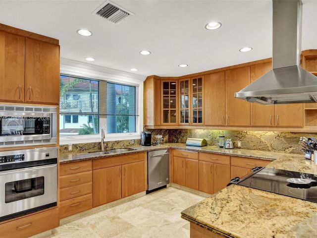 Дом в аренду по адресу 3942 NE 171st St 4A - фото 7480776