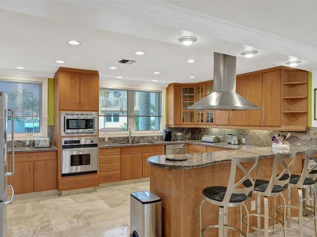 Дом в аренду по адресу 3942 NE 171st St 4A - фото 7480777