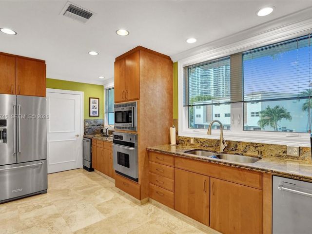 Дом в аренду по адресу 3942 NE 171st St 4A - фото 7480778