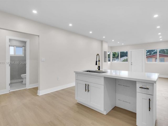 Продажа дома по адресу 1521 NW 51st St - фото 7464667