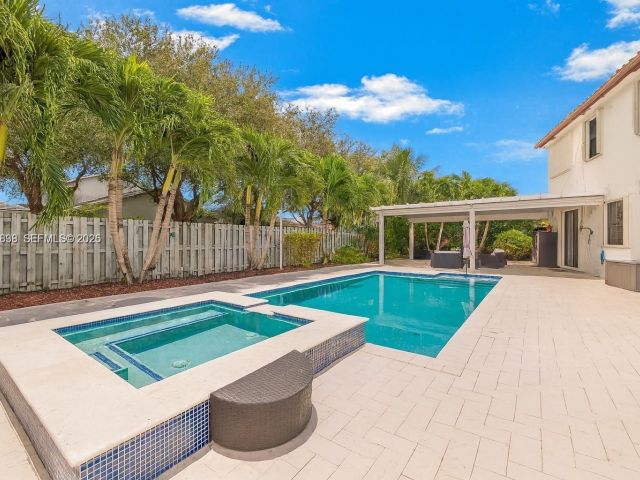 Дом в аренду по адресу 3461 SE 1st St - фото 7458767