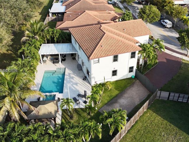 Дом в аренду по адресу 3461 SE 1st St - фото 7458771