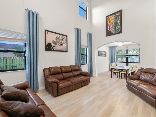 Дом в аренду по адресу 3461 SE 1st St - фото 7458775