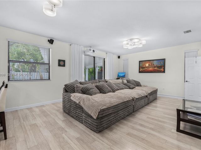 Дом в аренду по адресу 3461 SE 1st St - фото 7458777