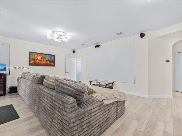 Дом в аренду по адресу 3461 SE 1st St - фото 7458778