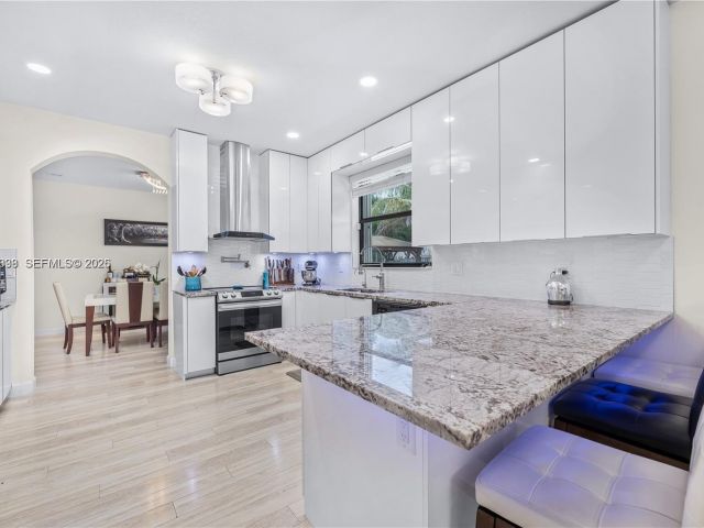 Дом в аренду по адресу 3461 SE 1st St - фото 7458780