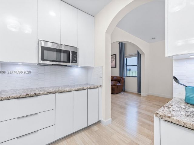 Дом в аренду по адресу 3461 SE 1st St - фото 7458781