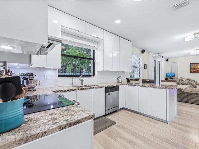 Дом в аренду по адресу 3461 SE 1st St - фото 7458783