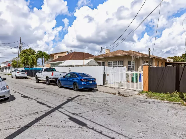 Продажа дома по адресу 1757 NW 1st Street - фото 8988653