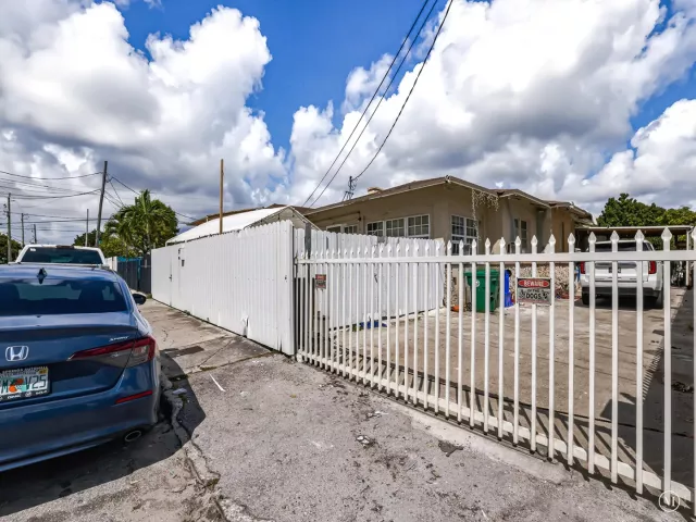 Продажа дома по адресу 1757 NW 1st Street - фото 8988655