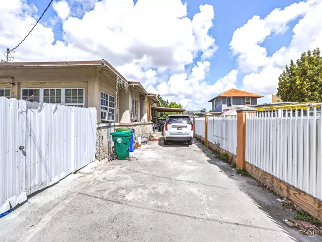 Продажа дома по адресу 1757 NW 1st Street - фото 8988657