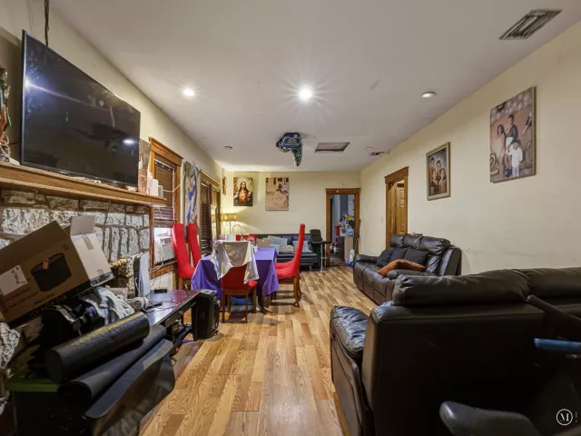Продажа дома по адресу 1757 NW 1st Street - фото 8988661