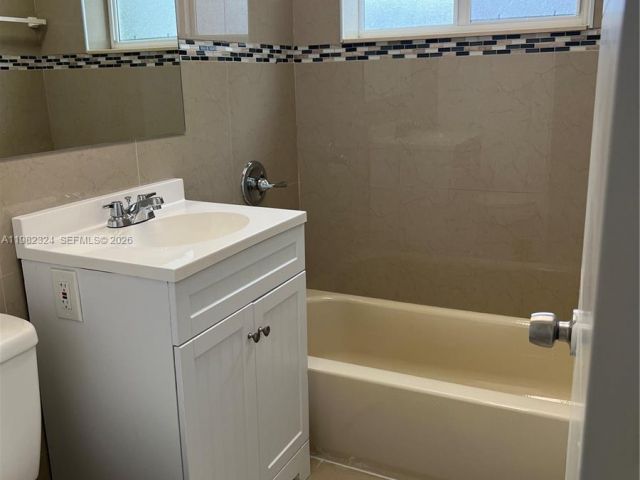 Дом в аренду по адресу 1400 NE 175th St - фото 7480752