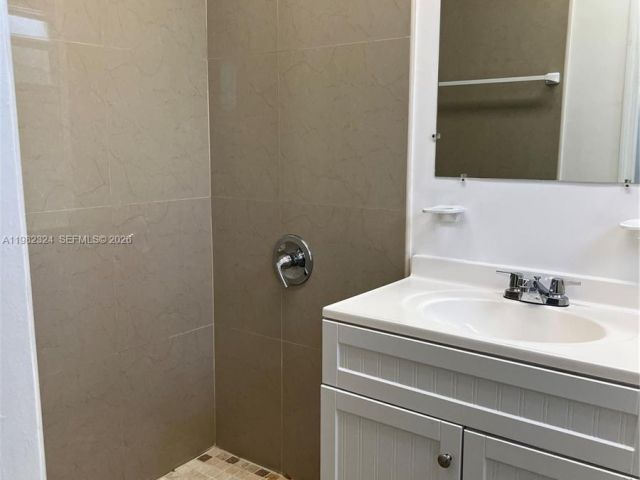 Дом в аренду по адресу 1400 NE 175th St - фото 7480753