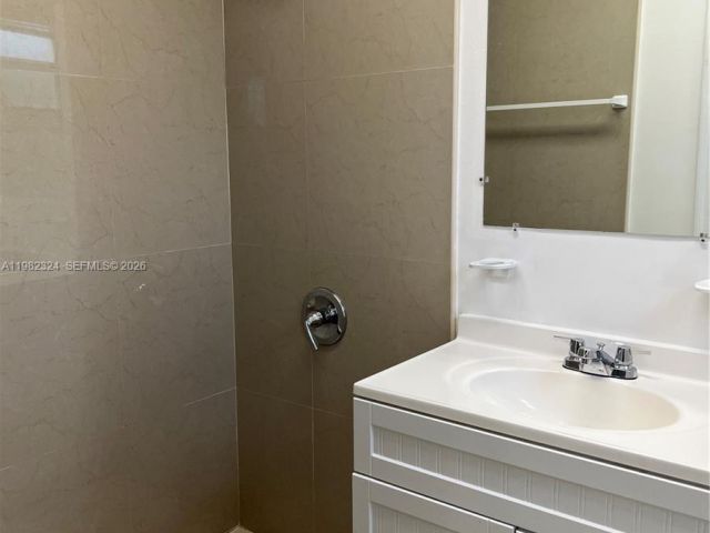 Дом в аренду по адресу 1400 NE 175th St - фото 7480754