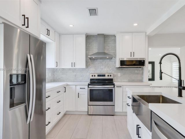 Продажа дома по адресу 5830 SW 51st Ter - фото 7515487