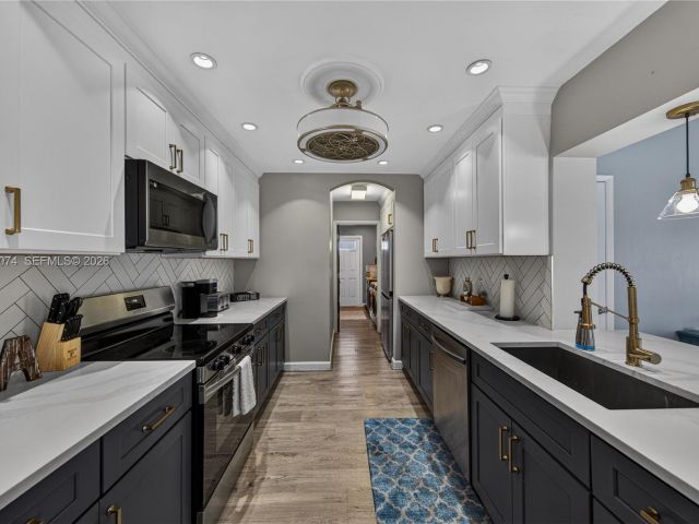 Дом в аренду по адресу 2161 NE 62nd Ct - фото 7517601