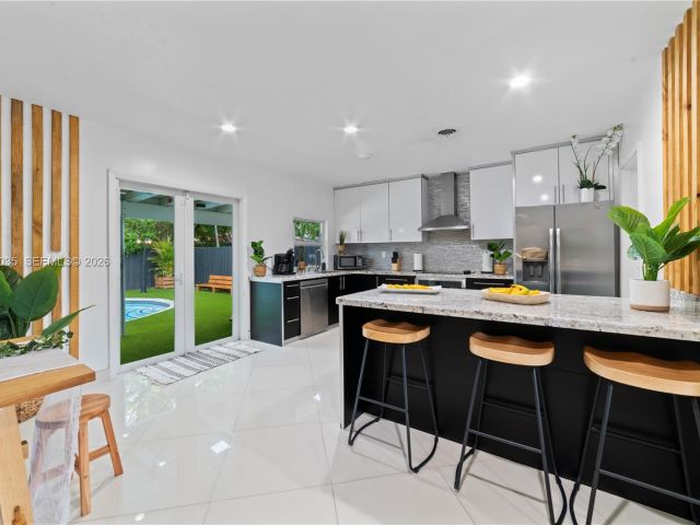 Продажа дома по адресу 19440 NE 18th Pl - фото 7520937