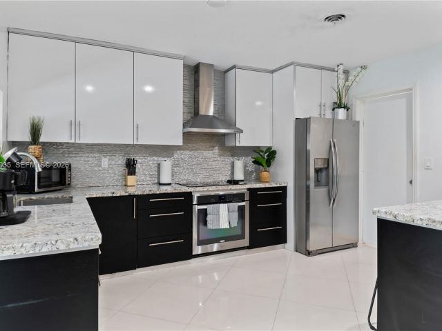 Продажа дома по адресу 19440 NE 18th Pl - фото 7520938