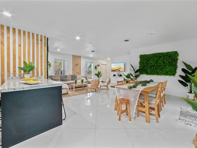 Продажа дома по адресу 19440 NE 18th Pl - фото 7520951