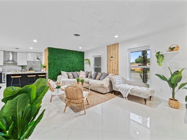 Продажа дома по адресу 19440 NE 18th Pl - фото 7520952