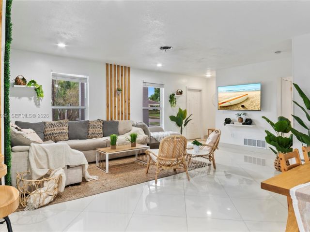 Продажа дома по адресу 19440 NE 18th Pl - фото 7520954