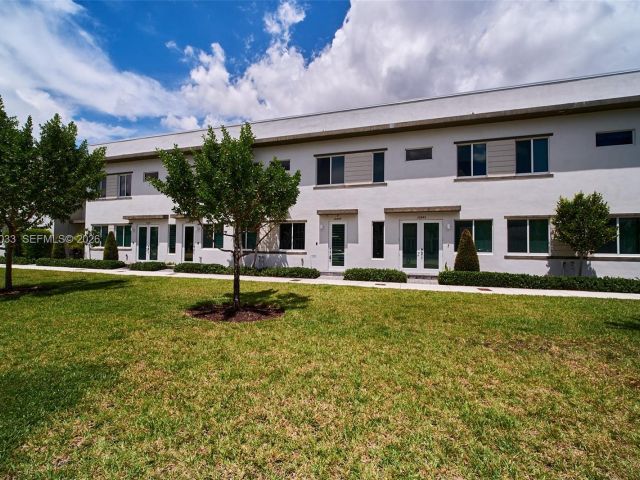 Дом в аренду по адресу 10447 NW 66th St - фото 7531762