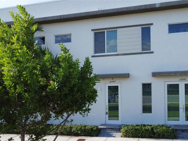 Дом в аренду по адресу 10447 NW 66th St - фото 7531764