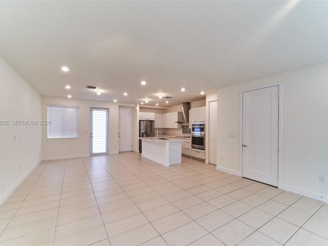 Дом в аренду по адресу 10447 NW 66th St - фото 7531766