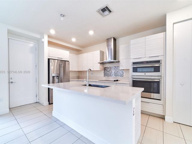 Дом в аренду по адресу 10447 NW 66th St - фото 7531767