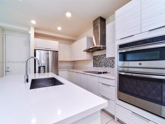 Дом в аренду по адресу 10447 NW 66th St - фото 7531768