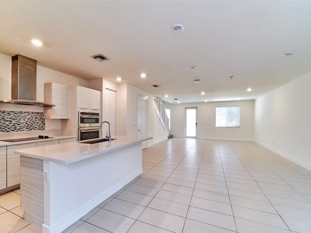 Дом в аренду по адресу 10447 NW 66th St - фото 7531769