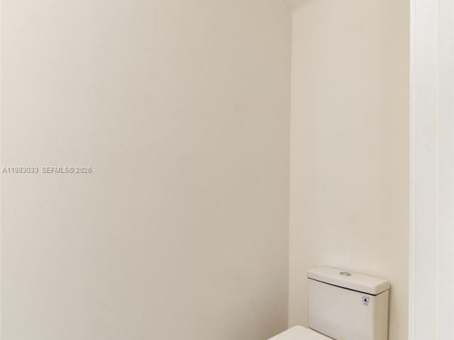 Дом в аренду по адресу 10447 NW 66th St - фото 7531772